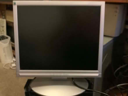 Photo of free Advent pc monitor 17" LCD vga silver LM1704B (Fox Corner CW1) #2