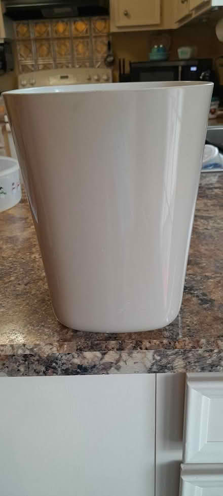 Photo of free waste basket (Amber meadows 21702) #1