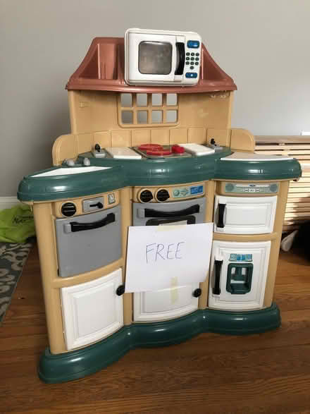 Photo of free Kitchen set (Sherman Ave & Burck St) #1