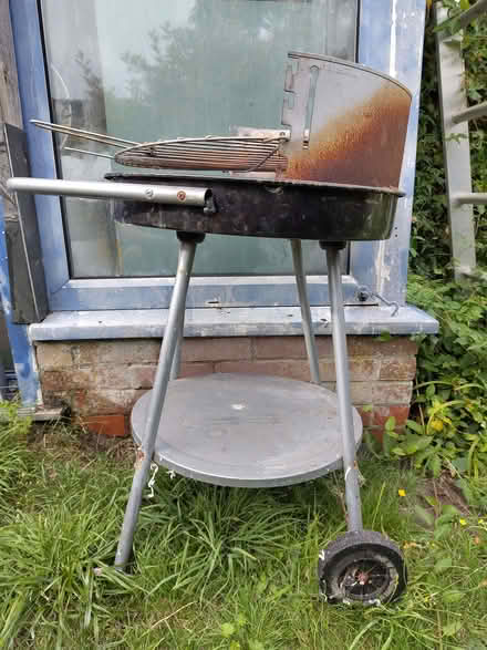Photo of free Small BBQ with wheels (IP2) #1