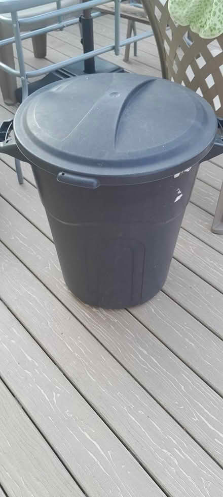 Photo of free 20 gal outdoor trash can (Amber meadows 21702) #1