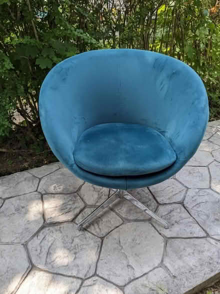 Photo of free Teal velvet swivel chair (Jersey City (Paulus Hook)) #1
