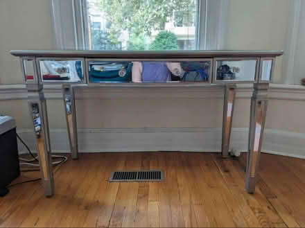 Photo of free Mirror desk (Jersey City (Paulus Hook)) #4