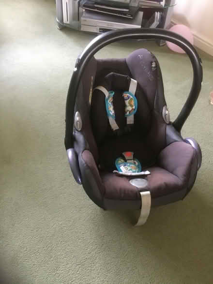Photo of free Maxi Cosy car seat and base (Panshanger AL7) #1