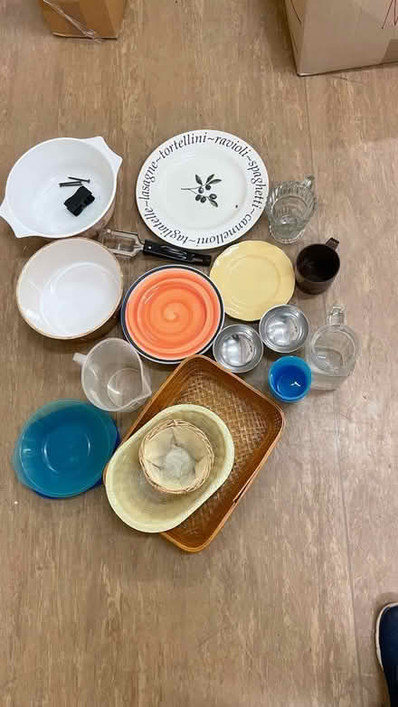 Photo of free Various plates & kitchen stuff (Maidenhead SL6) #1