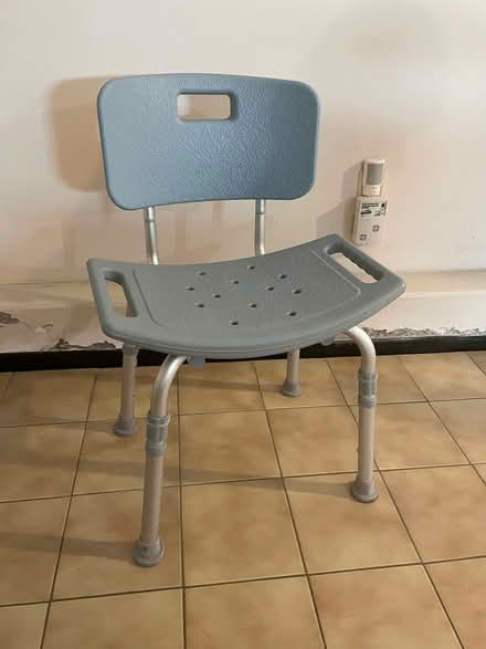 Photo of free Bath bench (Bloor Lansdowne) #1