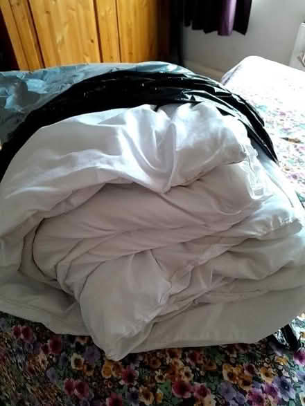 Photo of free Silentnight 10.5 tog King size quilt. (Bare LA4) #1