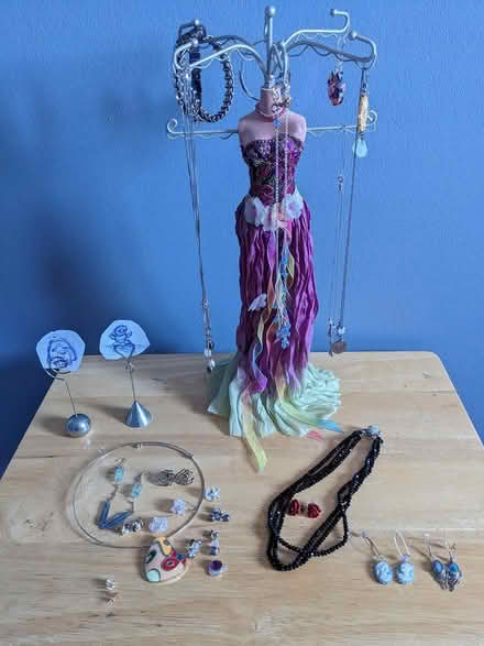 Photo of free jewelry and stand (Don Mills and Steeles) #1
