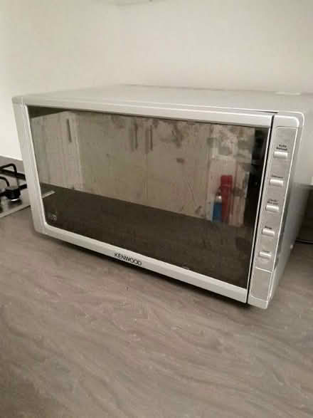 Photo of free 800W microwave (Sutton Pools OX14) #1