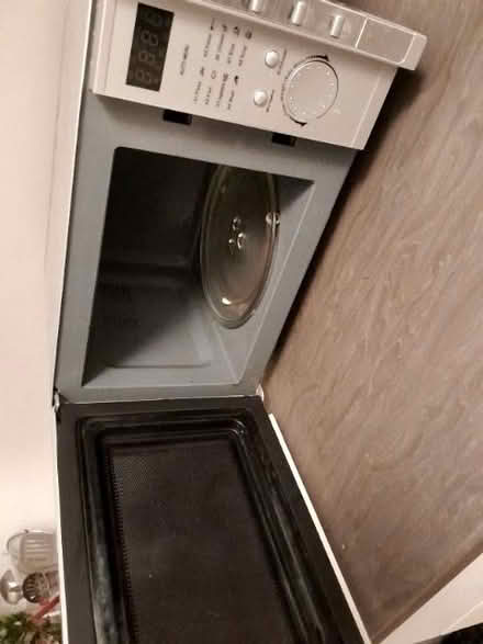 Photo of free 800W microwave (Sutton Pools OX14) #2