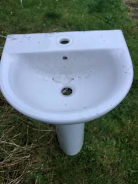 Photo of free Basin and pedestal (Sevenoaks) #2
