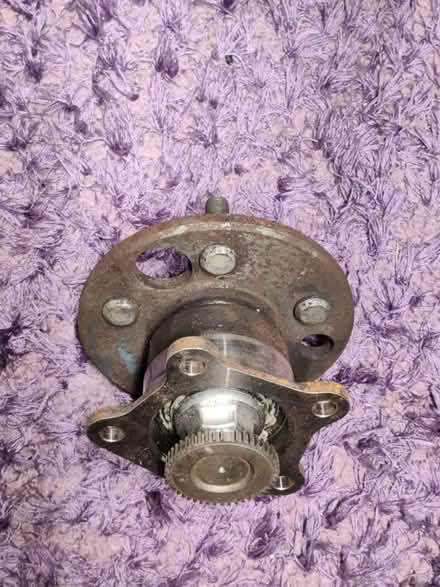 Photo of free 1995 Toyota Avensis Wheel Hub (Rotherham S65) #1