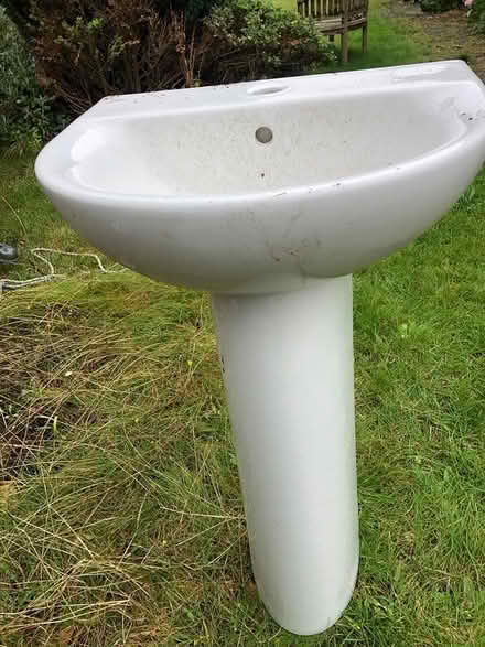 Photo of free Basin and pedestal (Sevenoaks) #1