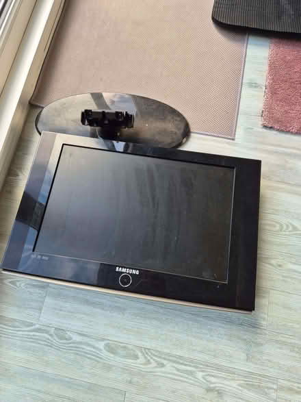 Photo of free Samsung TV and Stand (Purley CR8) #1