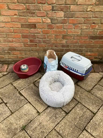 Photo of free Cat beds carrycase and litter (Hertford SG13) #1