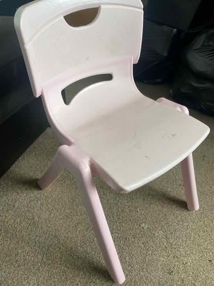 Photo of free children’s pink plastic chair (Nw10 Harlesden) #1
