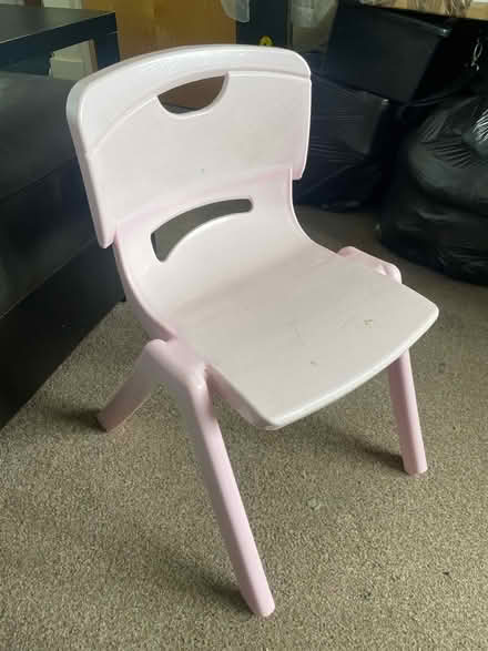 Photo of free children’s pink plastic chair (Nw10 Harlesden) #2