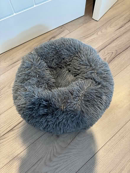 Photo of free Small fluffy cat bed (Houghton Regis LU5) #1