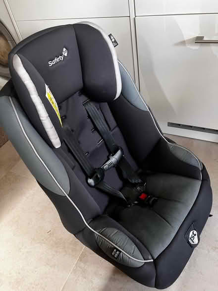 Photo of free Child car seat up to 30kg (Send) #1