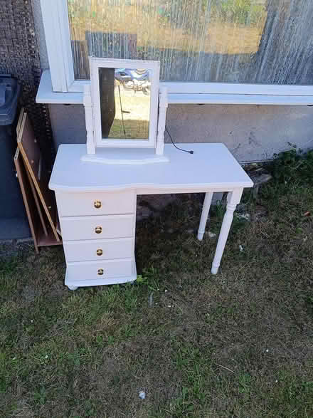 Photo of free Dressing table and mirror (Redhill) #1