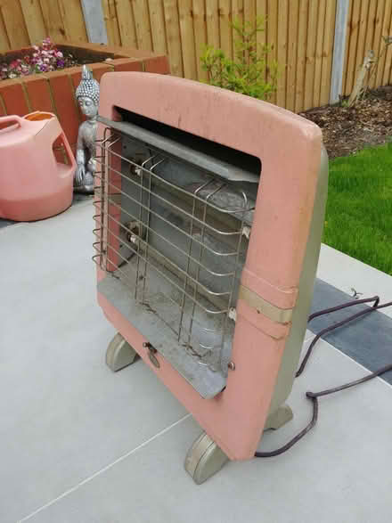 Photo of free Vintage electric bar fire in pink (Loughton IG10) #2