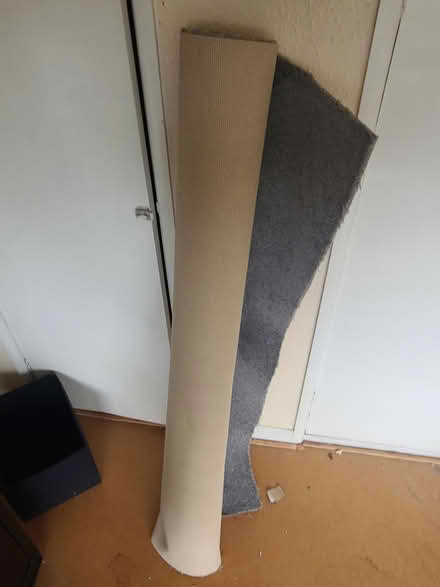 Photo of free Grey carpet off cut (tadworth KT20) #2