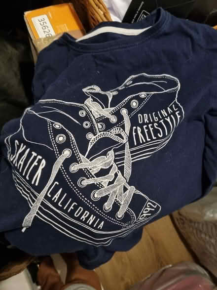 Photo of free T shirt and hoodie boys 11- 13y (SE15) #1