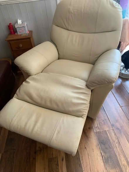 Photo of free Cream leather electric chair (SS15 laindon) #2