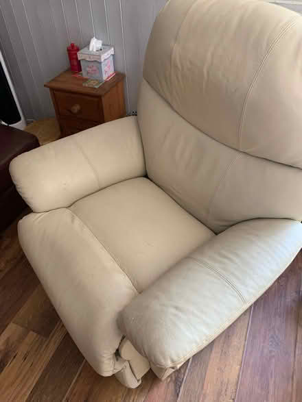 Photo of free Cream leather electric chair (SS15 laindon) #1