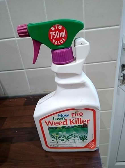 Photo of free Spray lawn weed killer (GU51) #1