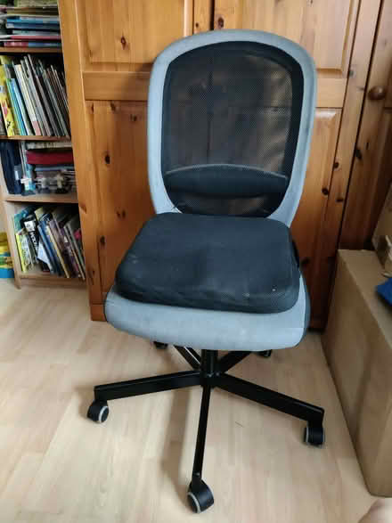 Photo of free Grey & Black desk chair (Peachcroft OX14) #2