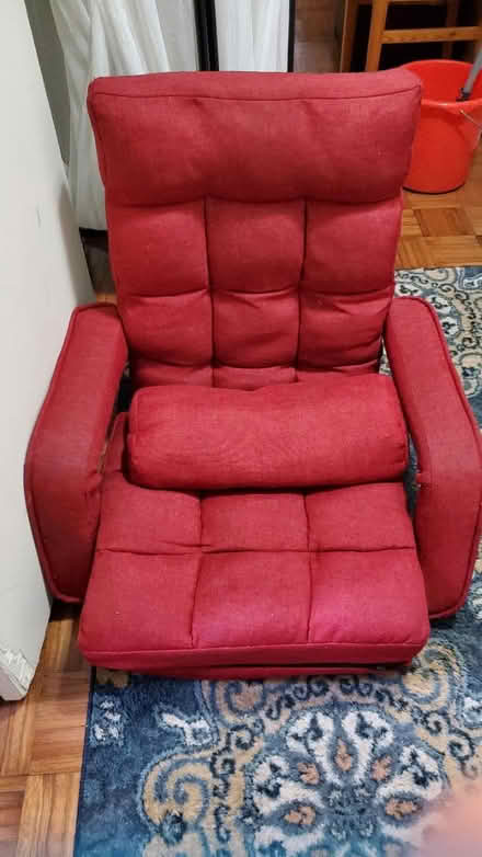 Photo of free TV/gaming chair (Montrose, ny 10548) #1