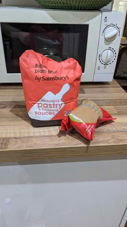 Photo of free 1+ kg of flour & 200g cinamon (AL1 st Albans station) #1