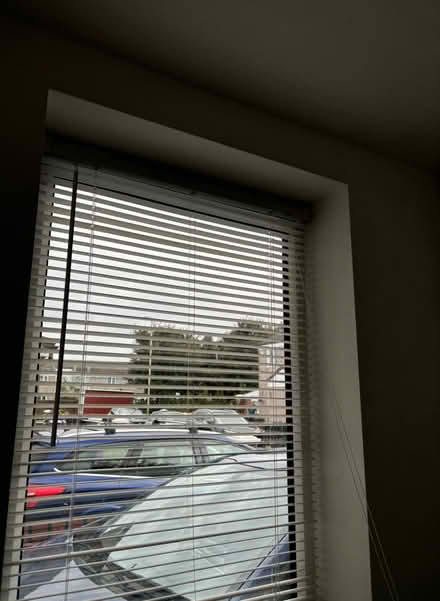 Photo of free White Venetian blind (L27) #1