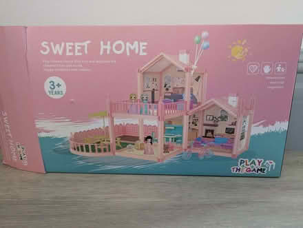Photo of free Dollhouse (Ravenscourt Park W6) #1