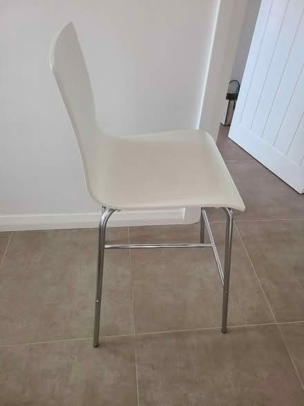 Photo of free White bar chair (CR0) #2