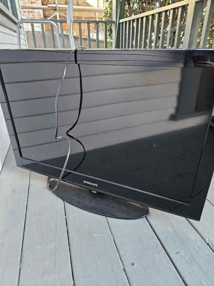 Photo of free 32" Samsung TV (San bruno) #1