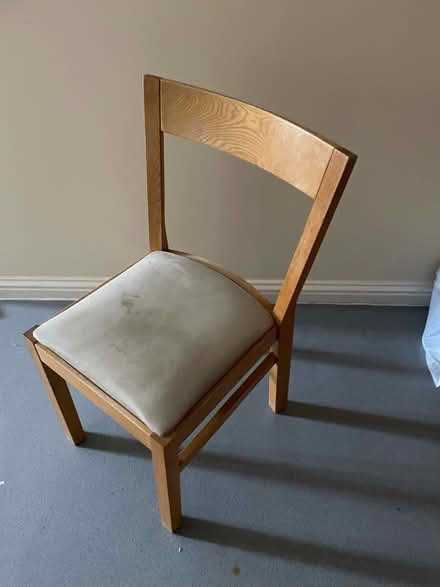 Photo of free Extendable round table and 4 chairs (Plaistow E13) #3