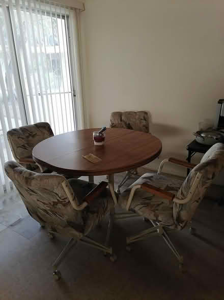 Photo of free Dining t and 4 comfy revolving chrs (Sahara/Decatur) #1