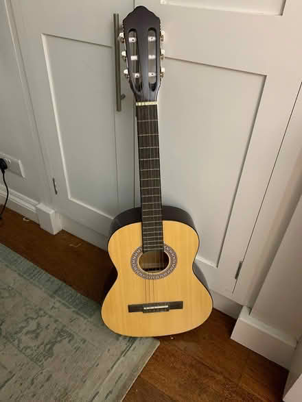 Photo of free 3/4 guitare (W1H) #1