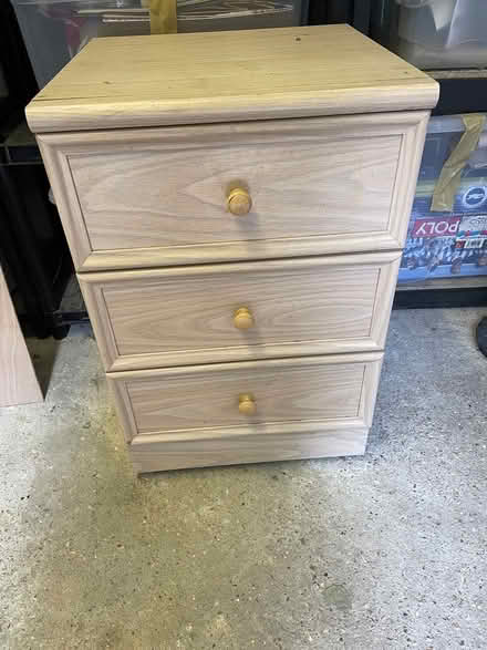 Photo of free Bedside draw unit with 3 drawers (BN27) #2