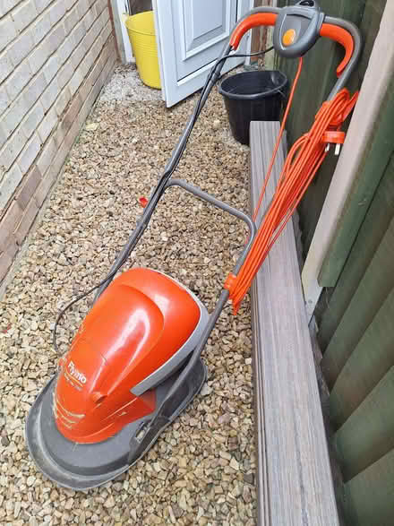 Photo of free lawn mower (Laindon SS15) #1