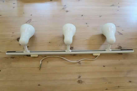 Photo of free 1 metre long lighting track with three spots like new (Purley on Thames RG31) #1