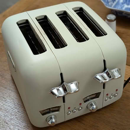 Photo of free DēLonghi 4-slice Toaster in Cream [BL2] (Hall i' th' Wood BL2) #1