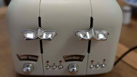 Photo of free DēLonghi 4-slice Toaster in Cream [BL2] (Hall i' th' Wood BL2) #4