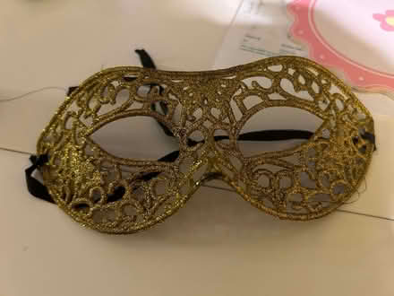 Photo of free Gold Glittery Mask (SE16) #1