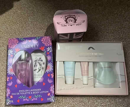 Photo of free 2 cosmetics gift sets and bath bomb (Fairfield LA1) #1