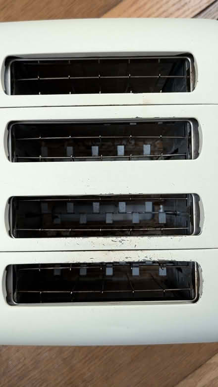 Photo of free DēLonghi 4-slice Toaster in Cream [BL2] (Hall i' th' Wood BL2) #3