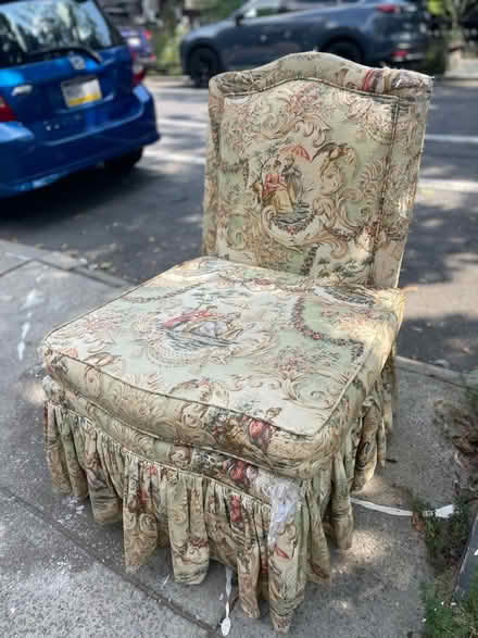 Photo of free Chair in Ridgewood Ny (69th Ave btw 60th Ln & 60th st) #1