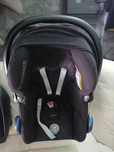 Photo of free Maxi Cosi carseat with 2 bases (Baldock SG7) #3
